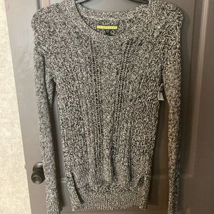 NWOT high low sweater. Size medium.